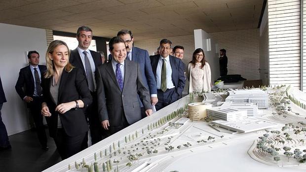 El presidente de Castilla-La Mancha, Emiliano García-Page, observa este lunes la maqueta que se presentó para el primer proyecto de hospital, allá en tiempos del Gobierno de Barreda