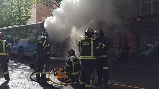 Arde el motor de un autobús de la EMT en el barrio de Salamanca