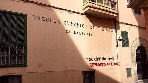 Aparecen pintadas contra los turistas en el casco antiguo de Palma