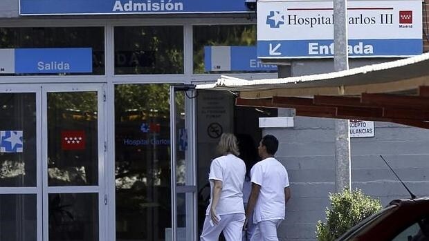 Dos facultativos entran al Hospital Carlos III de Madrid
