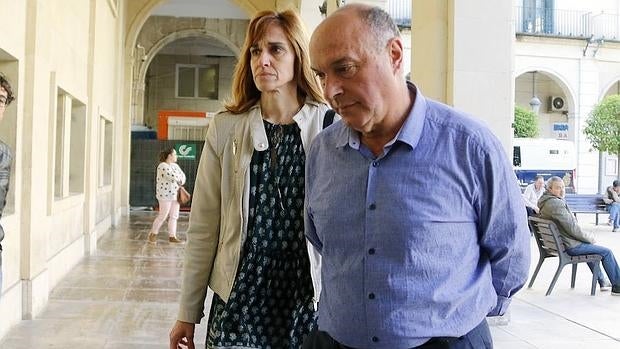 Carlos Pascual llega a la Audiencia de Alicante, acompañado por su esposa