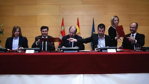 Herrera y los portavoces de los grupos parlamentarios rubrican el acuerdo sobre financiación autonómica