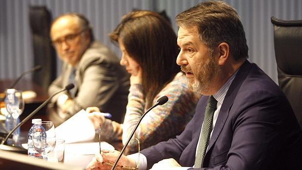Rubido con Miguel Ayuso, adjunto al director de «El País», y Ana Martínez, delegada de Efe en Galicia