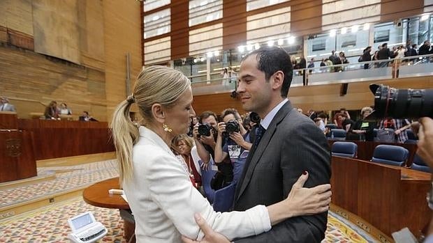 La oposición censura a Cifuentes por no acudir al FLA: «No es transparente»
