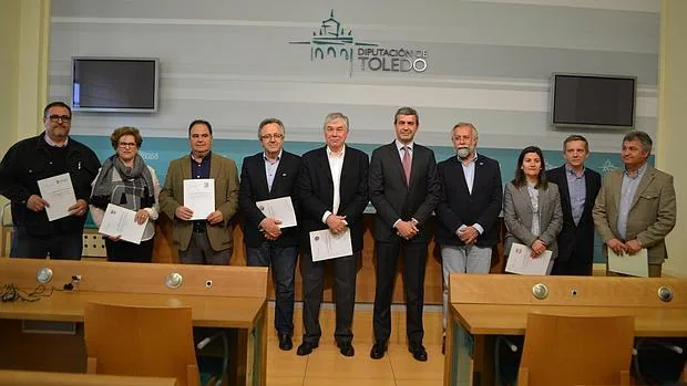 El presidente de la Diputación, Álvaro Gutiérrez, con los alcaldes de los diez municipios