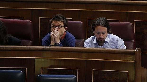 Íñigo Errejón y Pablo Iglesias, en sus escaños