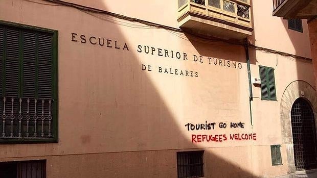 La Policía Local de Palma investiga las pintadas contra los turistas aparecidas en edificios del casco antiguo