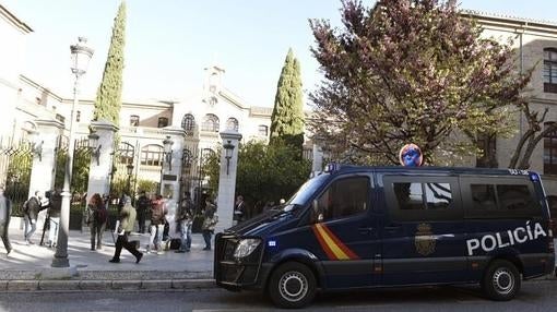 Policías custodian la entrada de la sede de Urbanismo del Ayuntamiento de Granada