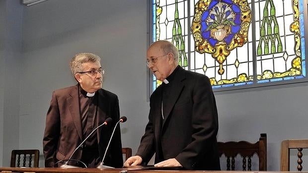 Luis Argüello, junto al arzobispo Ricardo Blázquez, durante la rueda de prensa