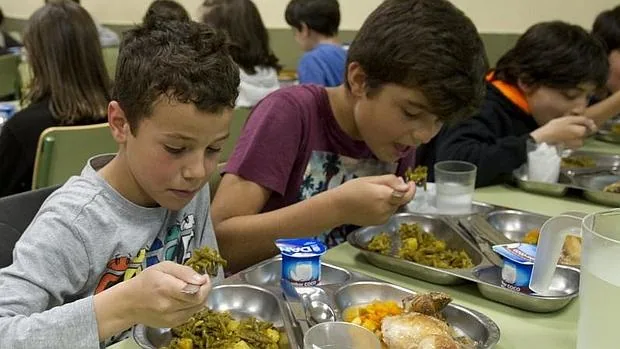 Alumnos del colegio Lourdes, ayer, comiendo judías verdes con patata y pollo asado con calabaza