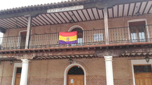 Bandera exhibida ayer en el centro polivalente, antiguo ayuntamiento