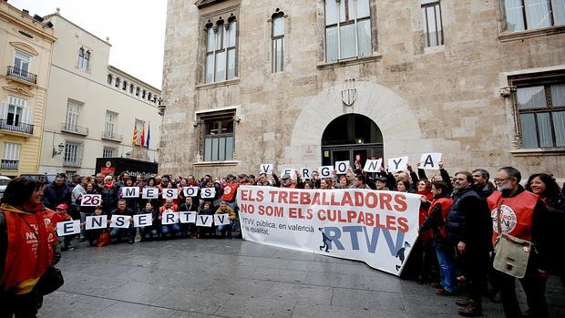 Imagen de achivo de una protesta de los extrabajadores de RTVV a las puertas del Palau de la Generalitat