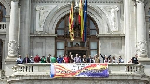 Imagen del balcón del Ayuntamiento con la pancarta republicana, este viernes