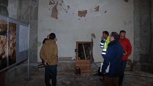 Técnicos analizan las humedades aparecidas en las paredes de la catedral