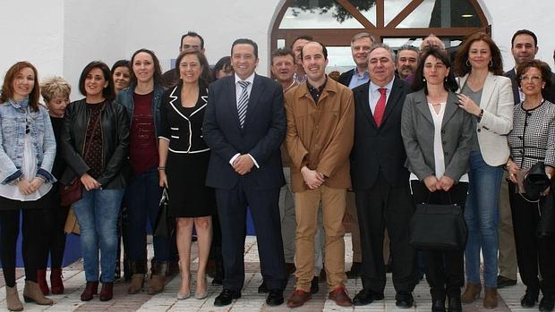 El secretario regional del PP, Vicente Tirado, junto a otros dirigentes de la formación, han acudido al pleno de Arenales en el que ha tomado posesión Iván Olmedo como nuevo alcalde