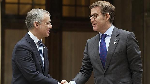 Los dos presidentes, en la puerta de Ajuria Enea