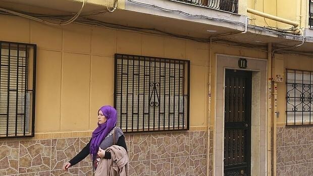 Portal de una de las viviendas, en el barrio granadino de La Chana, que ha sido registrada hoy por la Guardia Civil