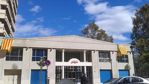 El PP valenciano responde a la estelada de las Torres de Serranos con la Senyera en su sede