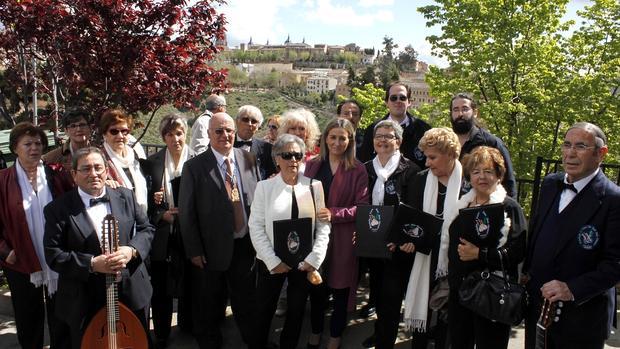 Tolón en la ermita de la Cabeza , con la junta directiva