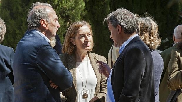 El presidente de la patronal Foment del Treball, Joaquim Gay de Montellà; la ministra de Fomento, Ana Pastor y el expresidente de la Generalitat, Artur Mas