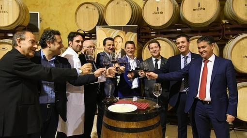 No podía faltar el brindis con los vinos de la bodega de Fuentealbilla