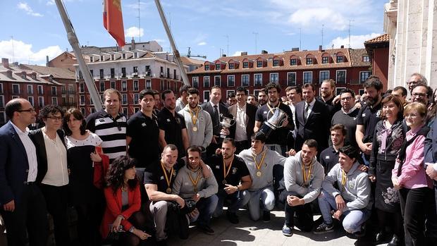 El SilverStorm El Salvador, en el balcón del Ayuntamiento de Valladolid tras la recepción como campeones de la Copa del Rey de rugby