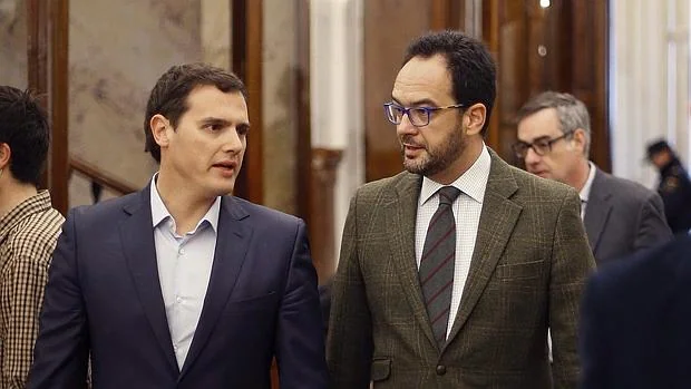 Albert Rivera (Ciudadanos) y Antonio Hernando (PSOE), en el Congreso
