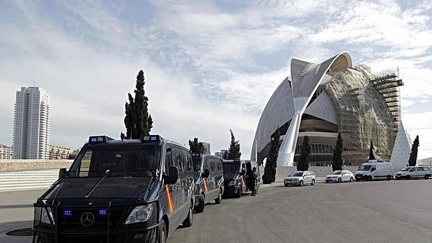 Furgones policiales ante el Palau de les Arts, durante los registros de enero de 2015