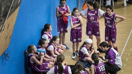 Las chicas del CB Zona 5 de Toledo reciben instrucciones de su entrenador