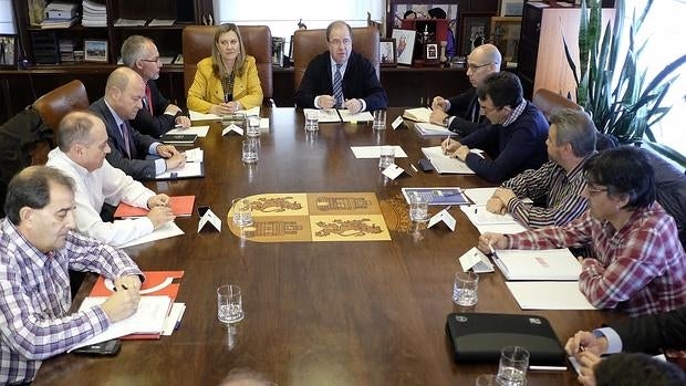 Junta, sindicatos y la patronal Carbounión se reunieron ayer