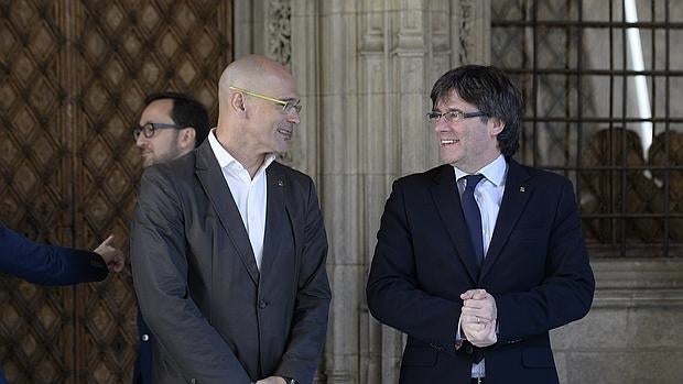 El president de la Generalitat, Carles Puigdemont, junto a Raúl Romeva