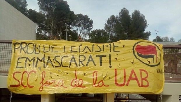 Pancarta en contra de la presencia de SCC en la UAB