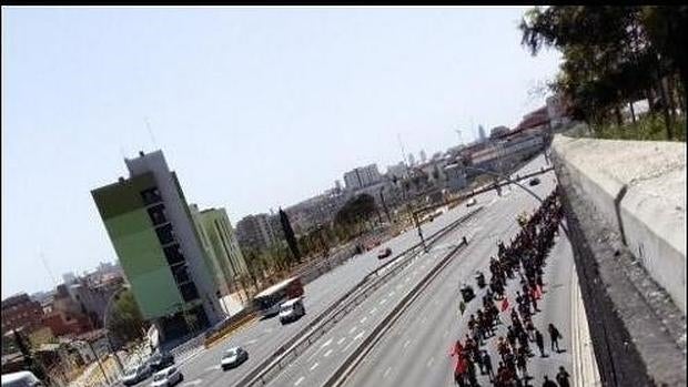 Imagen de los manifestantes en la entrada de Barcelona