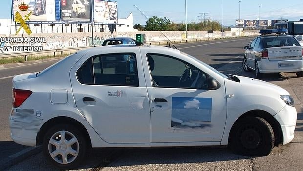 Estado en que quedó el taxi robado que conducía el detenido