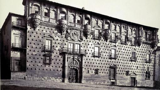 Palacio del Duque del Infantado de Guadalajara, donde se confirmó el matrimonio entre Felipe II y la princesa francesa, fotografiado por Jean Laurent en 1865.