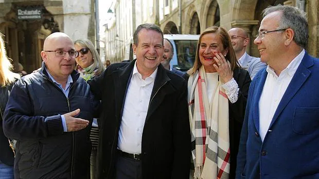 El alcalde de Vigo, Abel Caballero, junto a Carmela Silva y los socialistas compostelanos