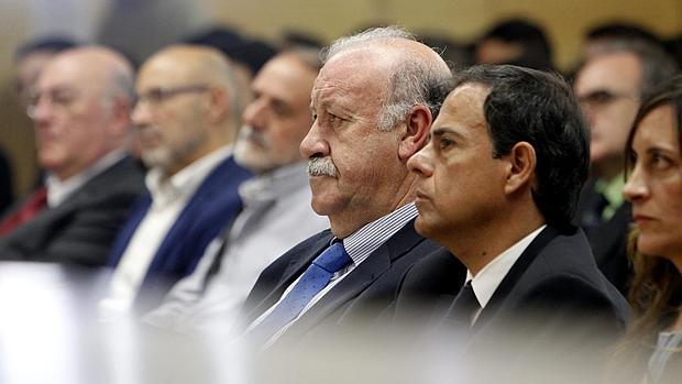 Vicente del Bosque, en el centro, acompañado de Javier Miñano