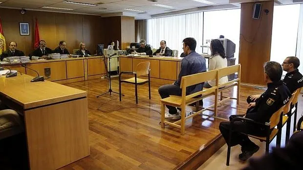 Los dos acusados por la agresión a la familia de Paco González sentados frente al Tribunal