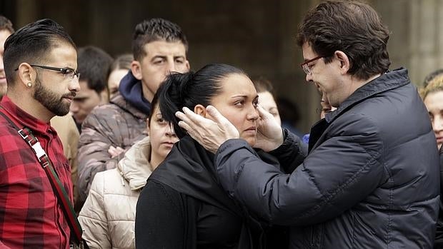 El alcalde de Salamanca, Alfonso Fernández Mañueco, consuela a la hija de Yolanda Jiménez