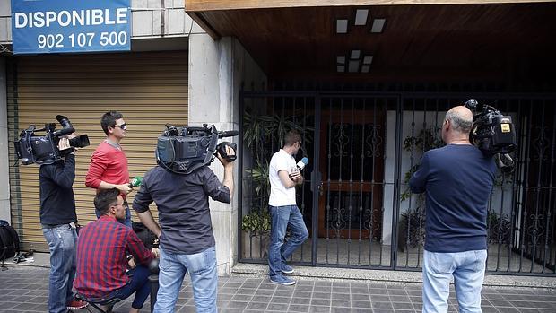 Vídeo: realizan una pintada de «Rita corrupta» en casa de Barberá