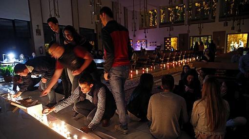 Imagen de los jóvenes en el interior de la iglesia