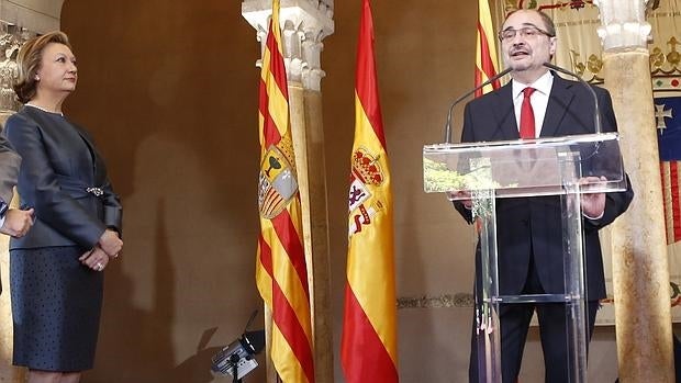 El presidente aragonés y líder regional del PSOE, Javier Lambán, durante su discurso del Día de San Jorge, en presencia de la expresidenta Rudi (PP)