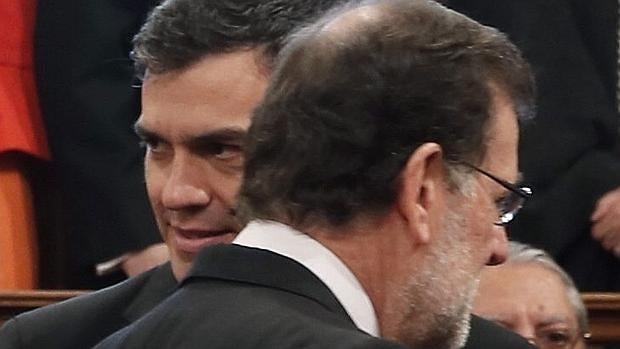 Saludo inevitable de Rajoy a Sánchez