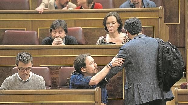 Pablo Iglesias saluda a Alberto Garzón en la bancada del Congreso de los Diputados