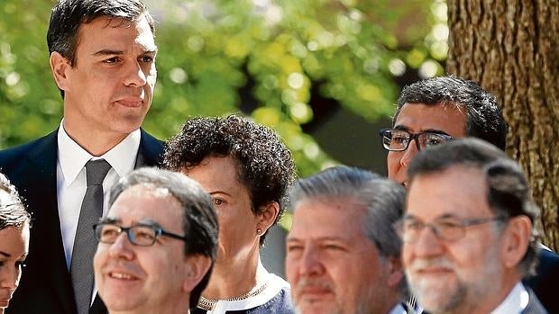 Mariano Rajoy y Pedro Sánchez, entre otras autoridades, este sábado en la entrega del Premio Cervantes