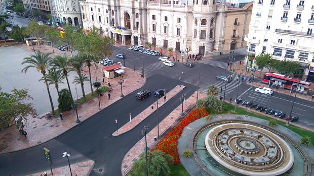 Chapuza en la Plaza del Ayuntamiento de Valencia: abren al tráfico un tramo sin señalizar