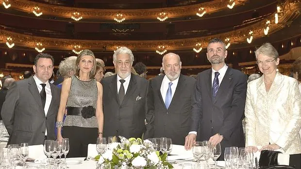 Placido Domingo, en el centro, anoche en la cena de homenaje que le brindó el Liceu