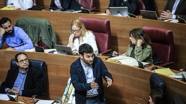 El conseller de Educación, Vicent Marzà, en las Cortes Valencianas.