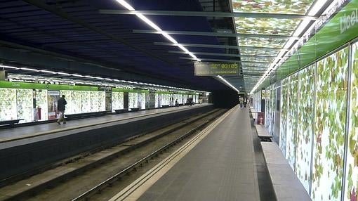 Cazados manteniendo relaciones en un andén del metro de Barcelona