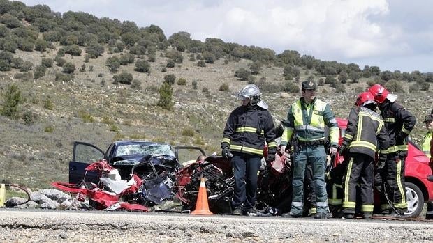 Dos personas mueren y otra resulta herida grave tras una colisión frontal en la N-122